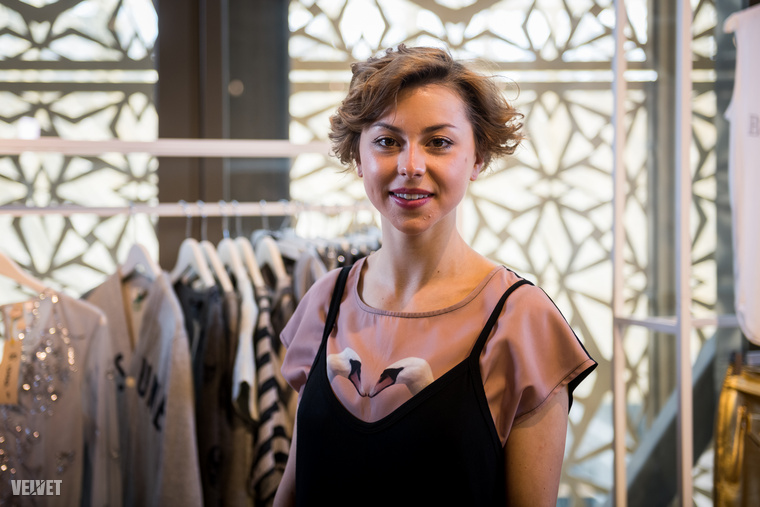 Döbrösi Laura is több ruhát felajánlott, elsősorban az Aranyéletben hordott szettjeit, de a londoni, barcelonai butikokban beszerzett designholmijaiból is elhozott párat.&nbsp;