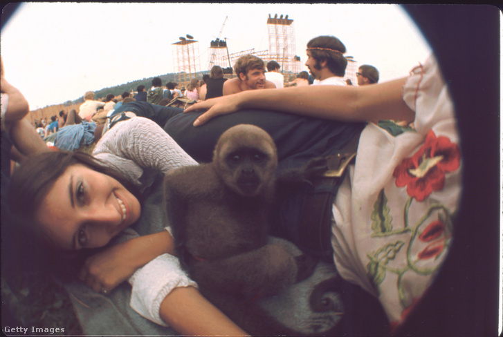 A Woodstock fesztivál egyik látogatója a majmával, 1969-ben