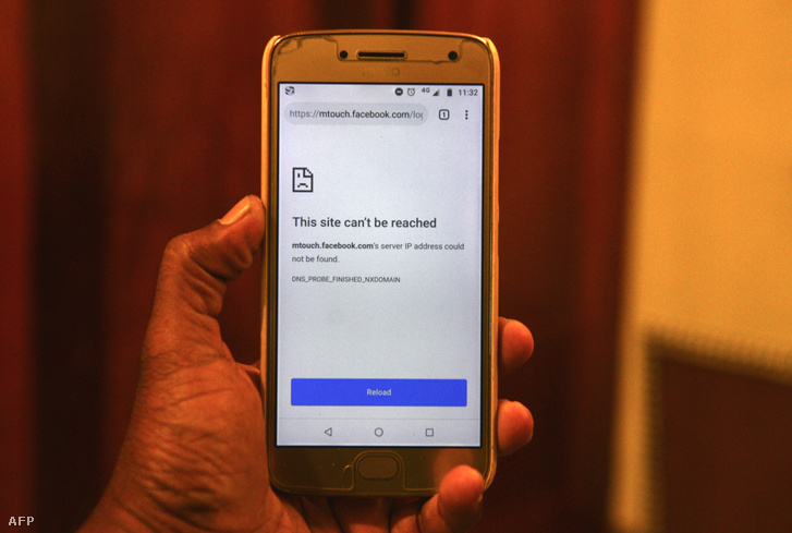 A képen látható, hogy a mobil böngésző nem tud csatlakozni a Facebookhoz a Srí Lanka-i teljes szociális háló leállítása után, Colombóban, 2019. május 13-án.