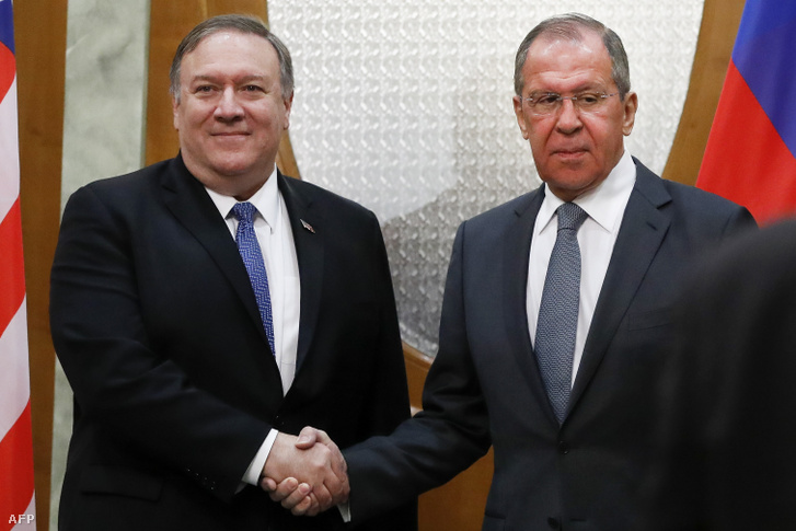 Mike Pompeo amerikai külügyminisztert (b) fogadja orosz hivatali partnere, Szergej Lavrov Szocsiban 2019. május 14-én.