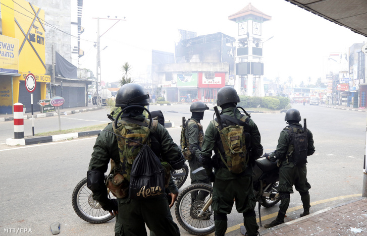 Katonák a fővárostól Colombótól mintegy 45 kilométerre fekvő Minuwangdában történt zavargás helyszínén 2019. május 14-én.