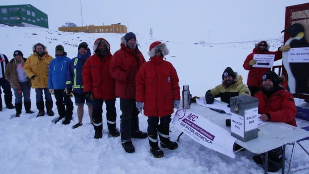 Sorban állnak szavazni az ausztrál sarkkutatók az Antarktiszon