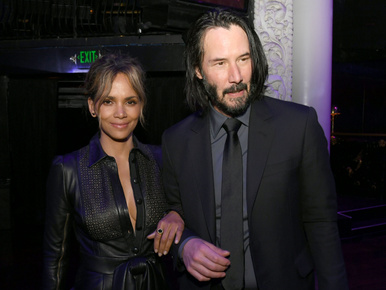 Halle Berry melltartó nélkül, de Keanu Reeveszel partizott