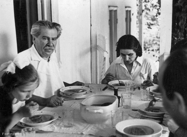 Móricz Zsigmond a családjával