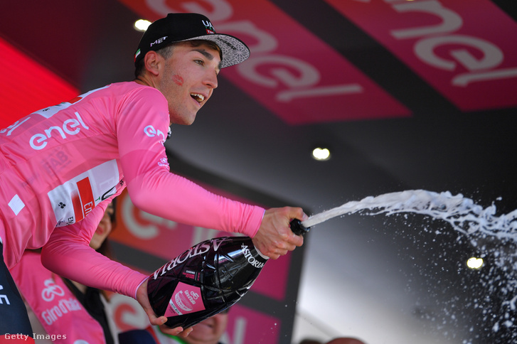 Valerio Conti ünnepli rózsaszín trikóját a Giro d'Italia hatodik szakasza után