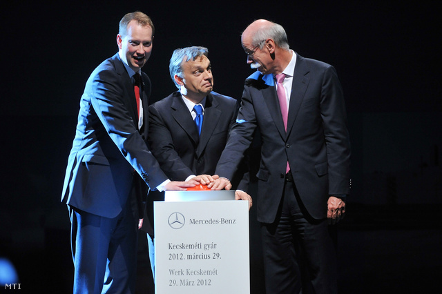 Frank Klein, a Mercedes-Benz Manufacturing Hungary ügyvezető igazgatója, Orbán Viktor miniszterelnök és Dieter Zetsche, a Daimler AG vezérigazgatója, a Mercedes-Benz Cars üzletág-vezetője megnyomja kecskeméti Mercedes-gyár átadását jelképező gombot a gyár ünnepélyes megnyitóján