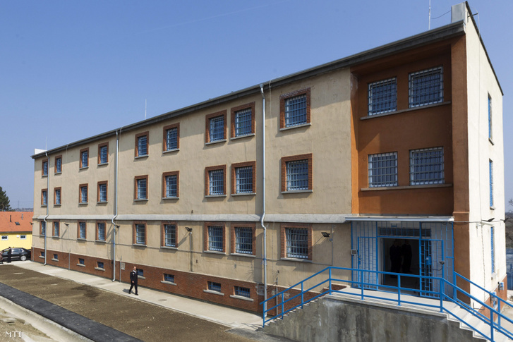 A Közép-dunántúli Országos Büntetés-végrehajtási Intézet martonvásári börtönének épülete