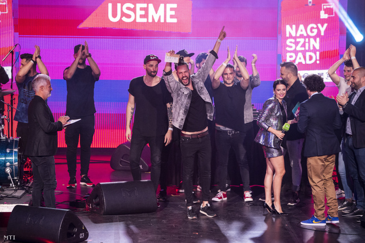 A győztes Useme együttes tagjai örülnek az eredményhirdetés után a Nagy-Szín-Pad! tehetségmutató verseny döntőjében a fővárosi Akvárium Klubban 2019. május 16-án