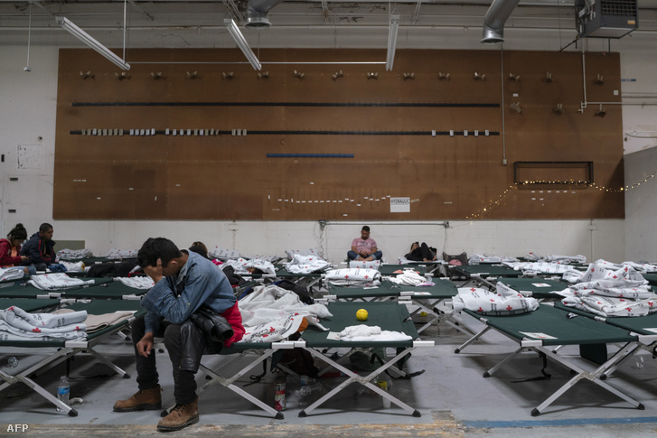 Menekült ül az újonnan megnyitott menekültházban El Paso Texasban 2019. április 24-én