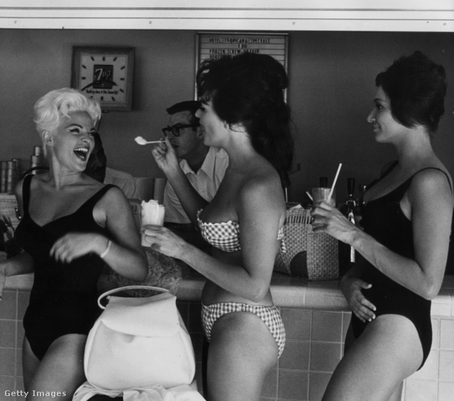 Mit nekik kalória – egy vegasi büfé előtt fiatal lányok fagyiznak, 1960-as évek