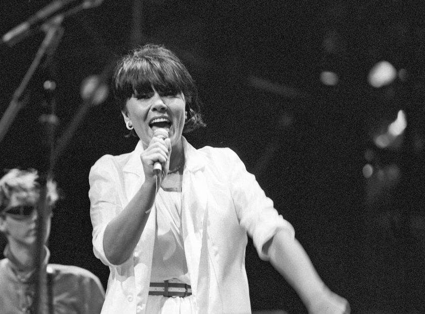 Dolly a színpadon az SOS gyermekfaluért rendezett nemzetközi gálaesten 1984 szeptemberében.