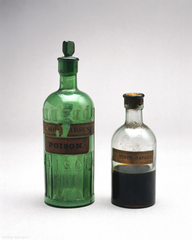 1921-ből származó üvegcsék, az egyikben arzén van, a másikban cayenne-bors kivonata