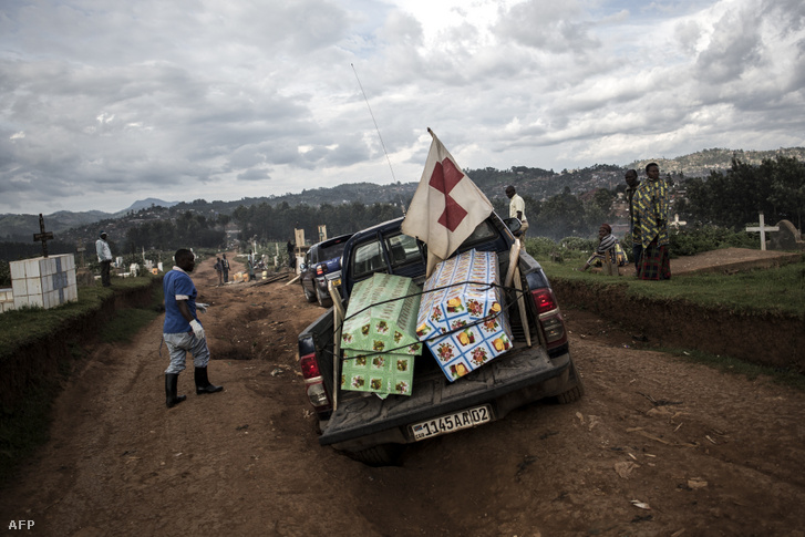 Ebolában elhunytak koporsóit viszi egy furgon Butemboban (Kongói Demokratikus Köztársaság)