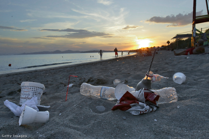 Műanyag szemét az Égei-tenger partján, közel Athénhoz 2018. június 26-án.