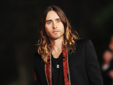 Így néz ki, amikor Jared Leto félmeztelenül megy egy tógapartira