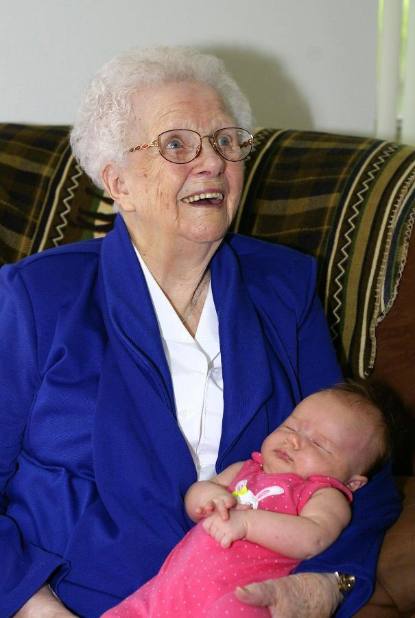 A dédnagymama 1913-ban született, az unoka 2013-ban. Száz esztendő ide vagy oda, találkozhattak.