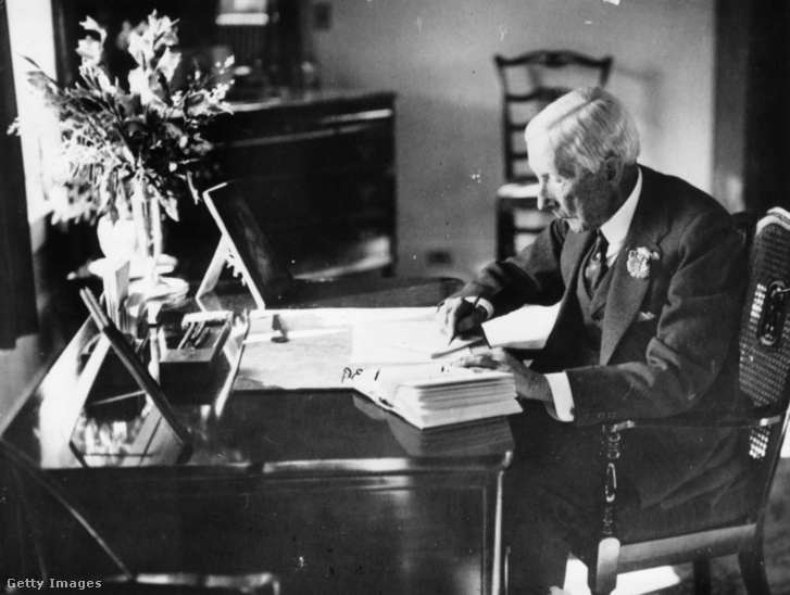 John Davidson Rockefeller (1839 - 1937) munka közben 1930 körül