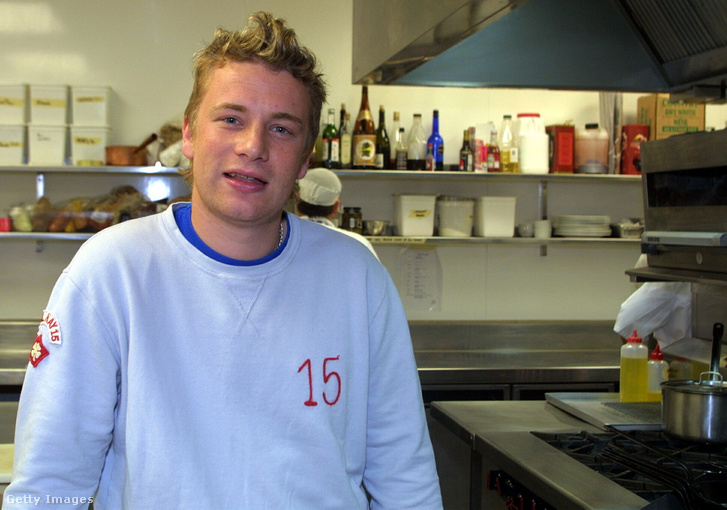 Jamie Oliver, a 'Pucér szakács' az új-zélandi Hilton Hotel konyháján 2001. június 17-én