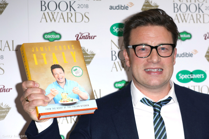 Jamie Oliver a 'Jamie Cooks Italy' című könyvével a kezében, a RIBA díjátadón Londonban 2018. november 20-án