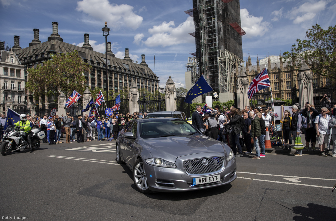 Theresa May tüntetők gyűrűjében hagyja el a Westminster épületét