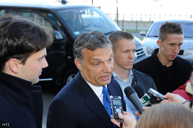 Orbán a Képviselői Irodaház előtt