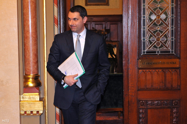 Lázár János a Fidesz frakcióvezetője távozik Kövér László házelnök dolgozószobájából miután Orbán Viktor miniszterelnök és Kósa Lajos a Fidesz ügyvezető alelnöke részvételével megbeszélést folytattak az Országházban.
