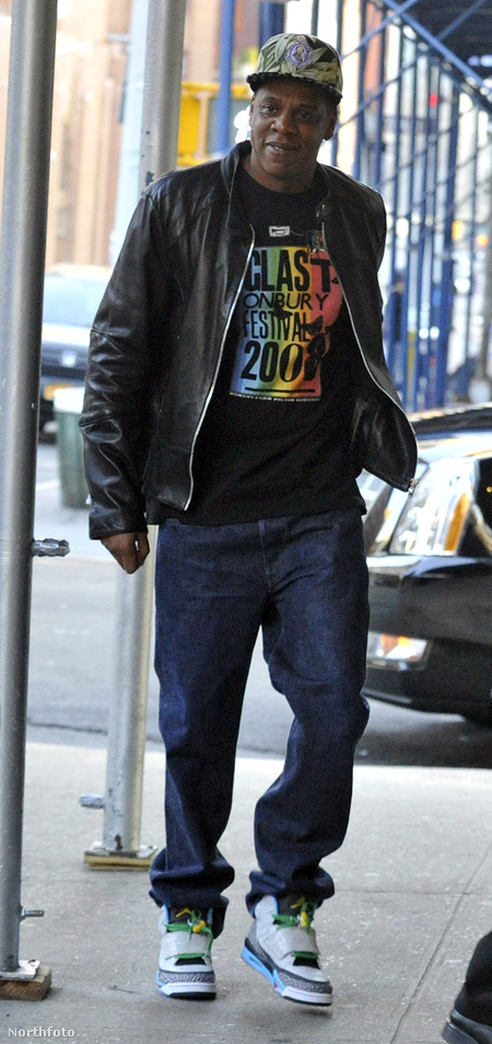 Íme Jay-Z: a nadrág félig stimmel, csillogás és fukszok sehol, de a cipő buflák