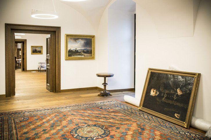 Karmelita kolostor átadás előtt 2018. december 25-én. A képek a Nemzeti Galériából, a szőnyegek az Iparművészeti Múzeumból vannak.