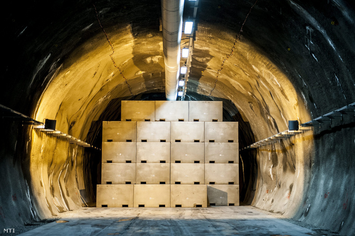 Radioaktív hulladékot tartalmazó beton konténerek a Nemzeti Radioaktívhulladék-tároló egyik tárolójában Bátaapátiban 2014. június 16-án.