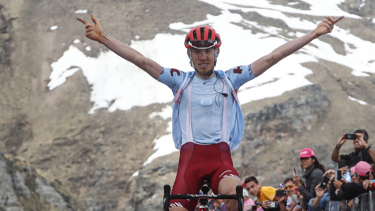 Ilnur Zakarin ünnepli szakaszgyőzelmét a Giro d'Italián