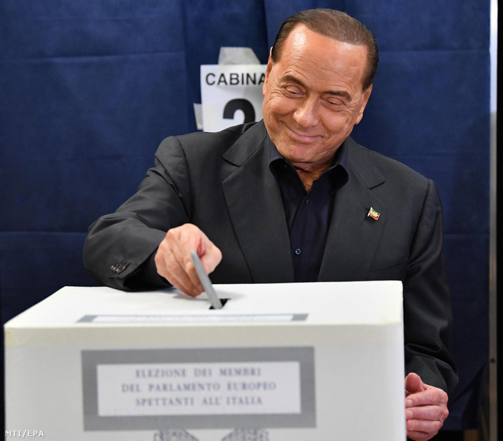 Silvio Berlusconi volt olasz miniszterelnök, az ellenzéki jobbközép Forza Italia (Hajrá Olaszország) párt vezetője leadja szavazatát egy milánói szavazóhelyiségben. Olaszországban az európai parlamenti választásokkal együtt polgármester-választást is tartanak számos településen, valamint Piemontban regionális választást rendeznek.