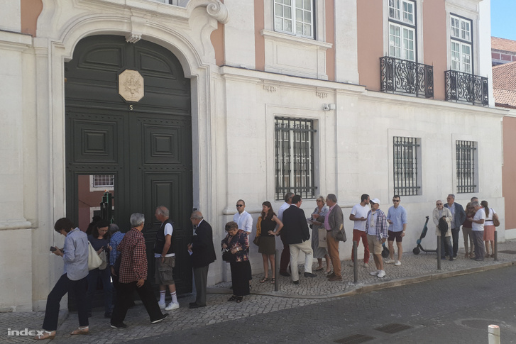 A lisszaboni francia nagykövetségnél annyi francia akar szavazni, hogy sorban kell állni hozzá