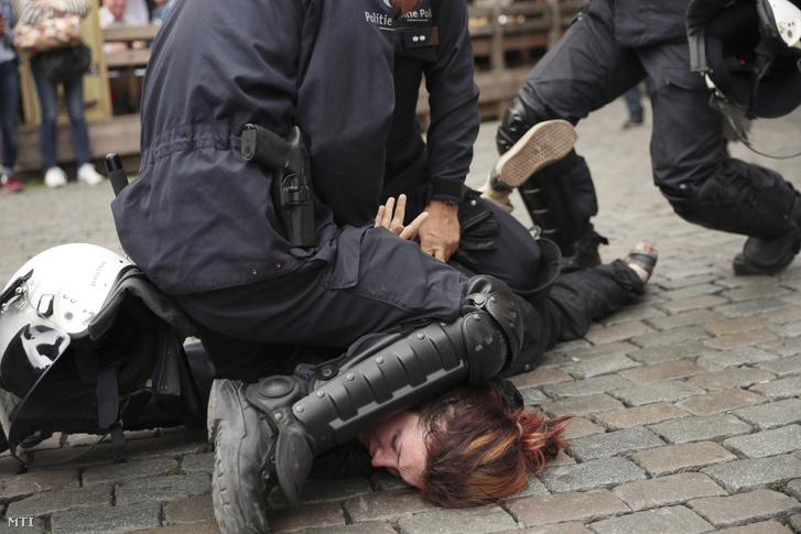 Rohamrendőrök őrizetbe vesznek egy nőt Brüsszelben 2019. május 26-án, a belga parlamenti és az európai parlamenti választások napján, amikor a francia sárgamellényes mozgalom belgiumi támogatói és más csoportok tagjai tüntetnek a belga fővárosban