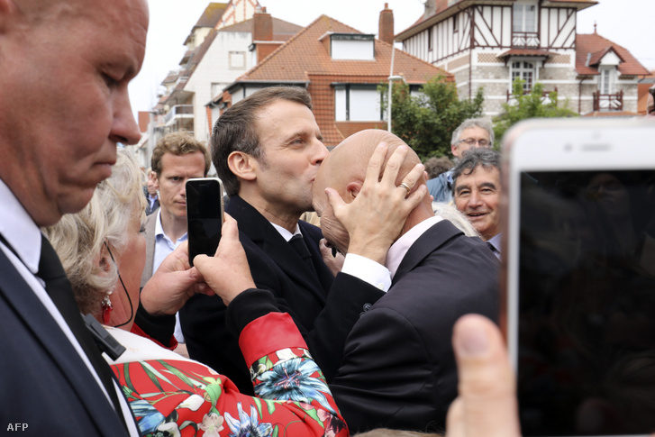 Emmanuel Macron francia elnök homlokon csókolja egy támogatóját, miután vasárnap leadta szavazatát Le Touquetben