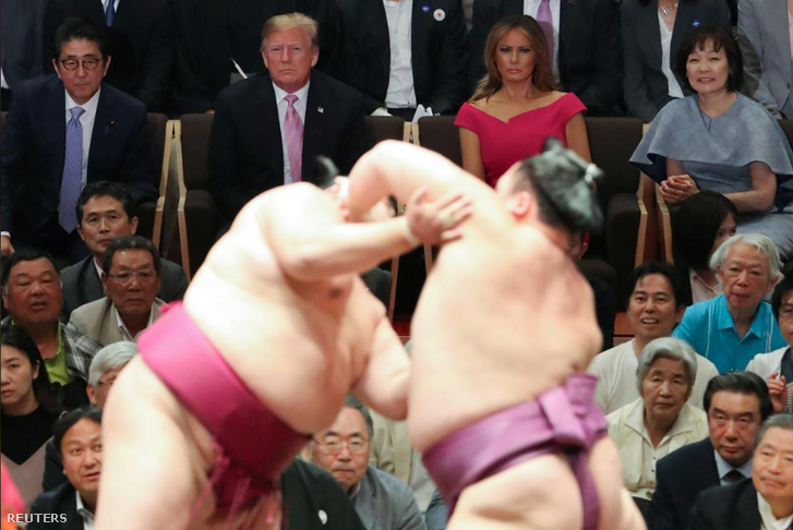 Abe Sinzó (balra), Donald Trump, Melania Trump és Abe felesége, Akie szumómérkőzést néznek Tokióban.