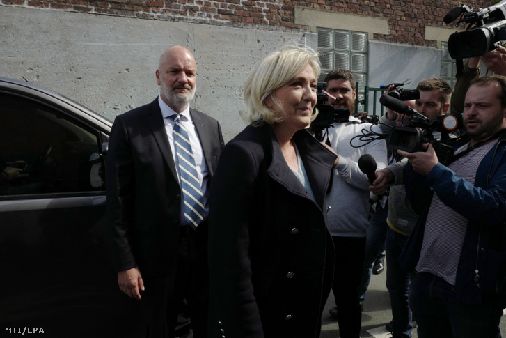 Marine Le Pen a francia jobboldali Nemzeti Összefogás vezetõje távozik egy szavazóhelyiségbõl az európai parlamenti (EP) választáson a franciaországi Henin Beaumontban 2019. május 26-án.