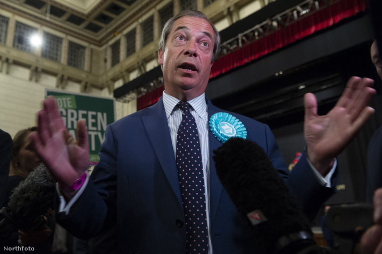 Akkor Lingerie Fighting helyett nézegessünk inkább portrékat Nigel Farage brit, brexitpárti politikusról.