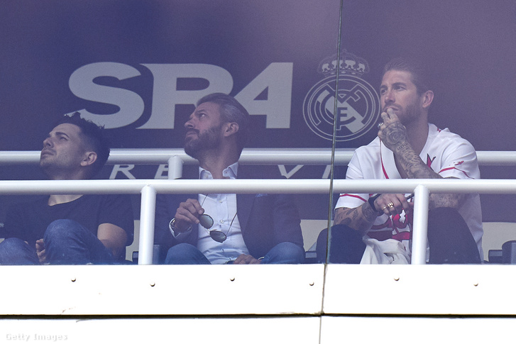 Sergio Ramos (jobbra) figyeli csapata Real Betis elleni hazai mérkőzését 2019. május 19-én