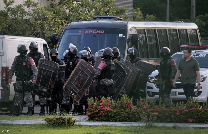 Brazil rohamrendőrök a Puraquequara börtönnél, Manaus-ban 2019. május 27-én