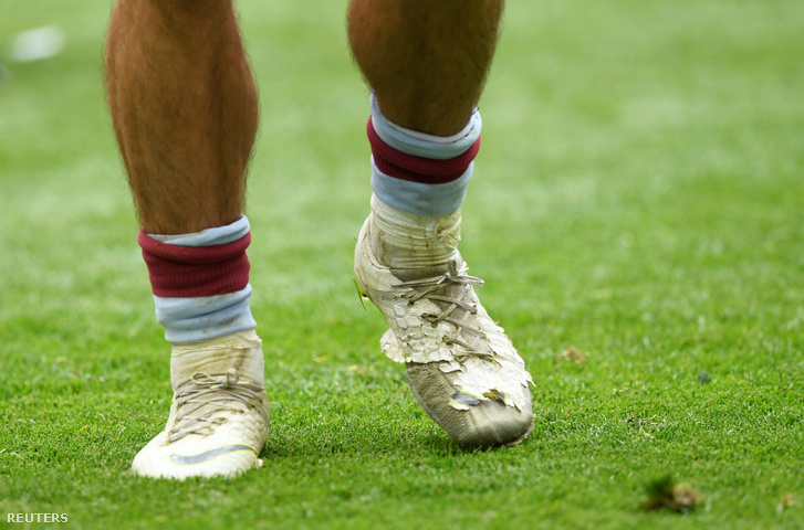 Jack Grealish cipője az Aston Villa - Derby County mérkőzésen 2019. május 27-én