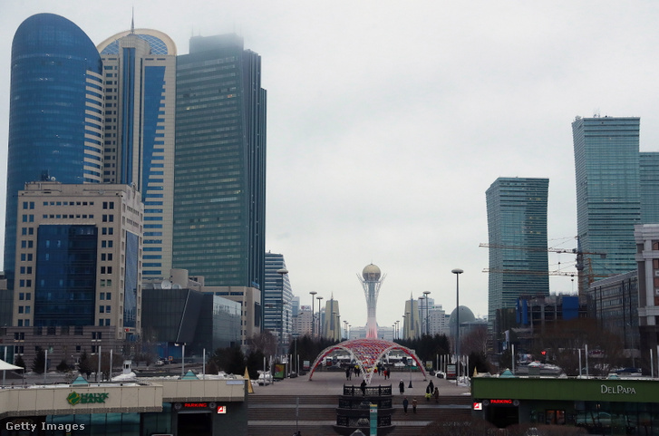 Nur-Szultán, Kazahsztán fővárosa 2019. március 23-án. Háttérben a Bayerek Tower épület.