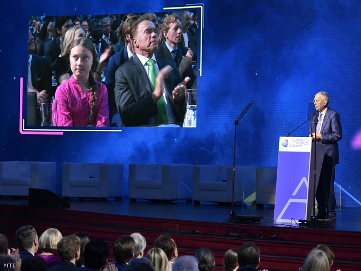 Alexander Van der Bellen osztrák elnök beszédet mond az R20 klímavédelmi csúcstalálkozón Bécsben 2019. május 28-án. A kivetítőn Greta Thunberg svéd környezetvédő aktivista és Arnold Schwarzenegger.
