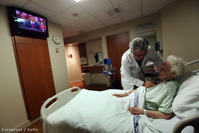 Egy floridai kórházban Obama egyik egészségügyi reformról szóló beszédét hallgatják