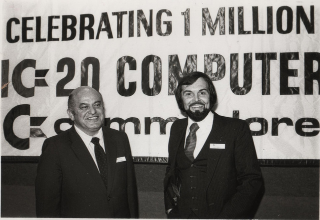 Jack Tramiel (balra) és Michael S. Tomczyk, a cég marketingese az egymilliomodik Commodore VIC-20-as mikrokompjúter eladásának ünnepén.