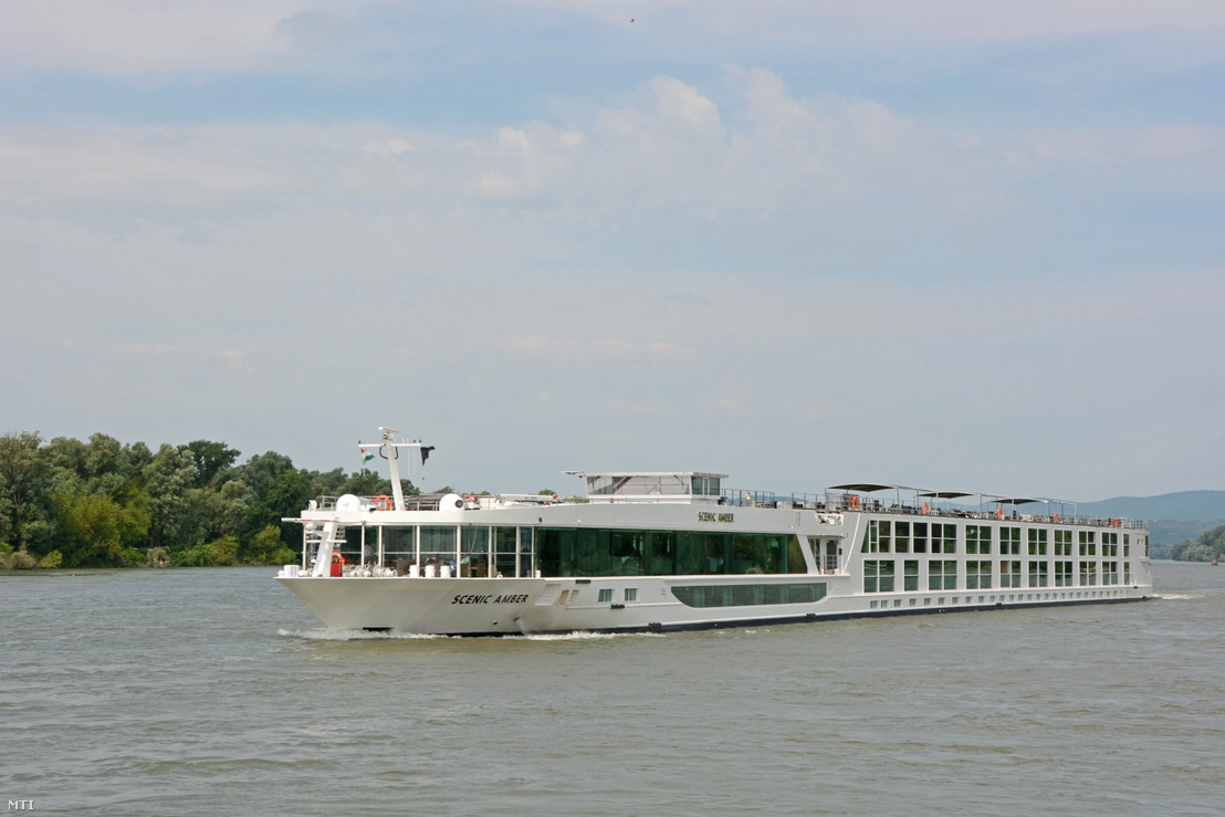 A Scenic Amber nevû külföldi turistákat szállító kabinos személyhajó (szállodahajó) a fõváros felé tart a váci Duna-szakaszon.