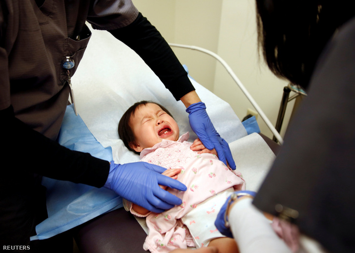 1 éves gyereket oltanak be a seattle-i klinikán kanyaró ellen 2019. május 6-án