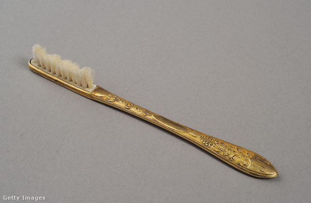 Beauharnais Hortenzia holland királyné fogkeféje, amit Martin-Guillaume Biennais aranyműves készített neki