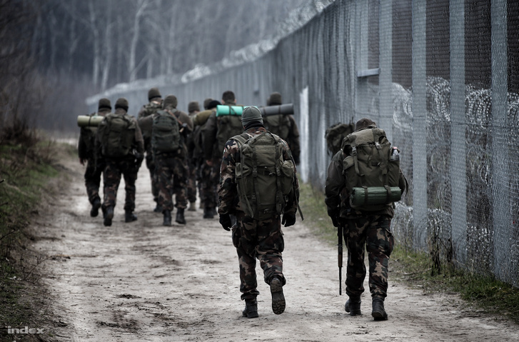 Magyar katonák a déli határszakasz újonnan épült kerítése mellett, 2016-ban