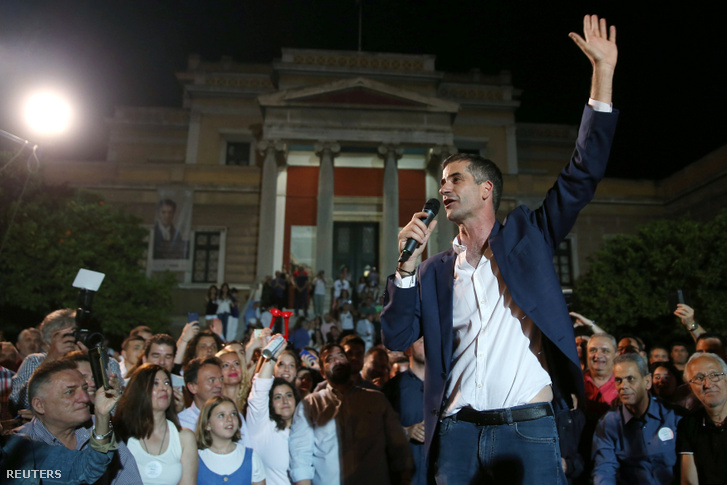Újonnan megválasztott polgármester Kostas Bakoyannis, az Új Demokrácia (ND) párt jelöltje ünnepli győzelmét Athénban 2019. június 2-án