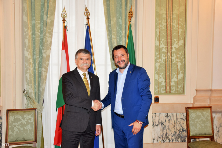 Kövér László, az Országgyűlés elnöke és Matteo Salvini olasz miniszterelnök-helyettes, belügyminiszter kezet fog Rómában 2019. április 3-án.